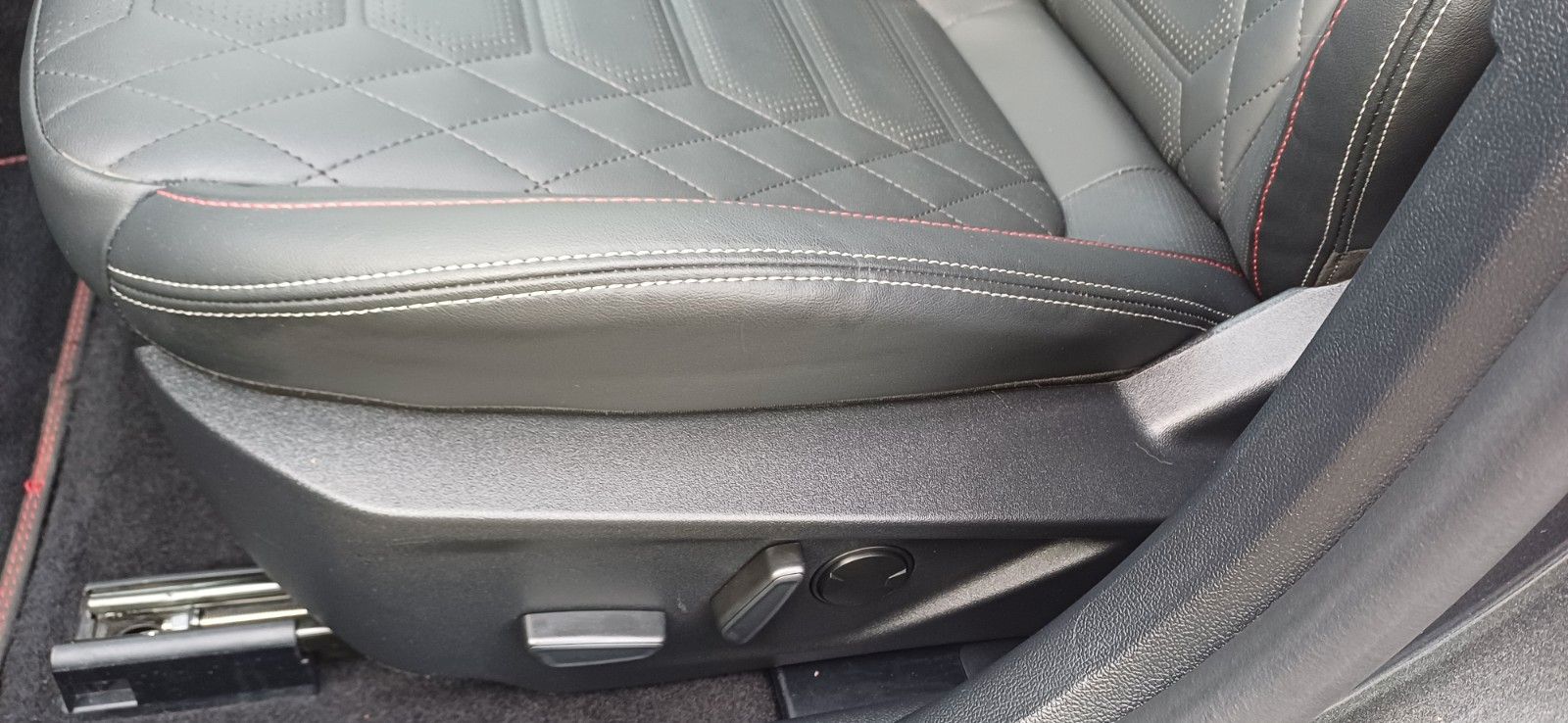 Ford Focus ST Line X-8Gang-Leder-Navi-Kamera-Pano-AHK
