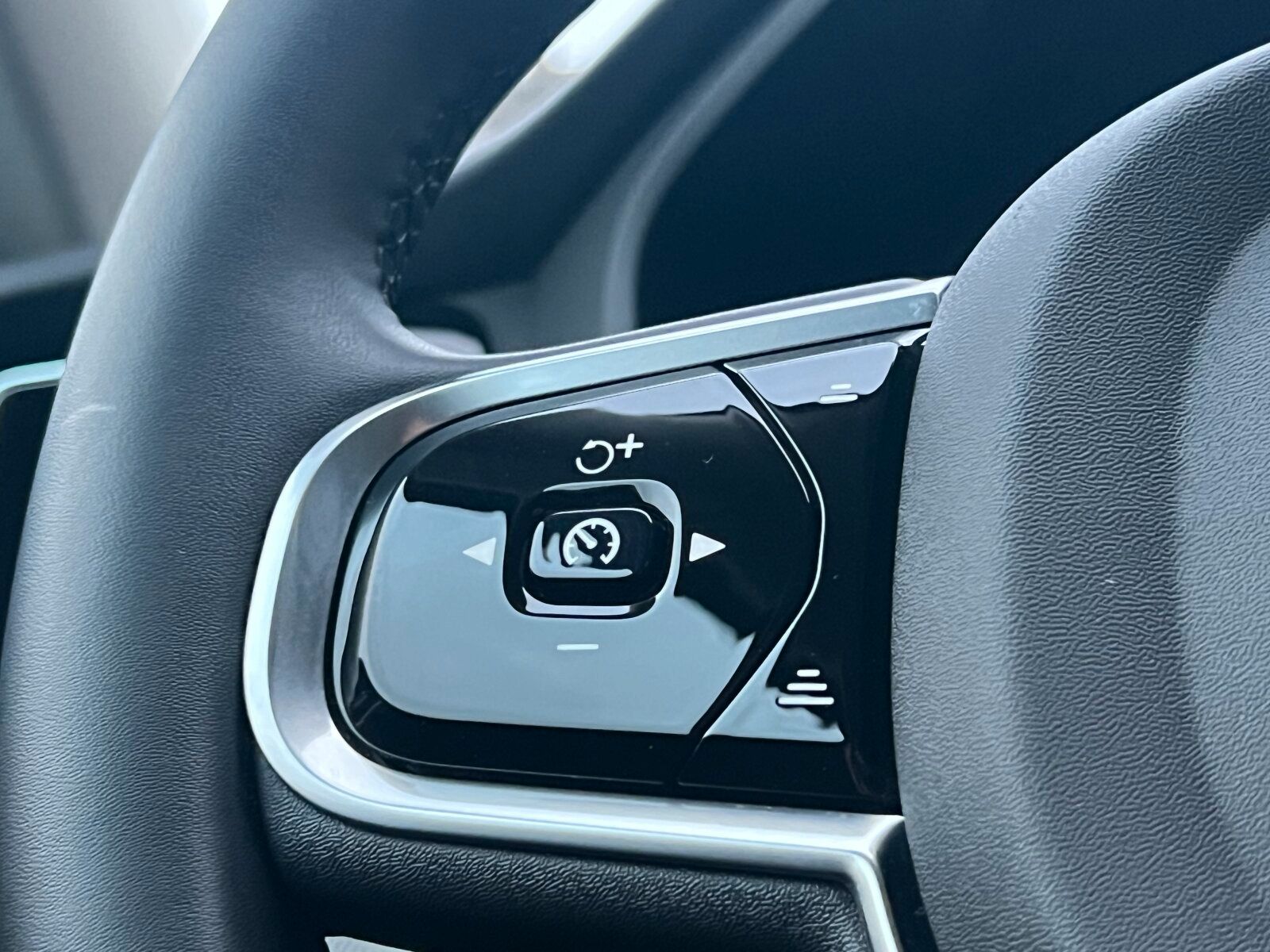 Volvo XC60 T6 Plus Dark AHK|PANO|FLED|360CAM|20"|