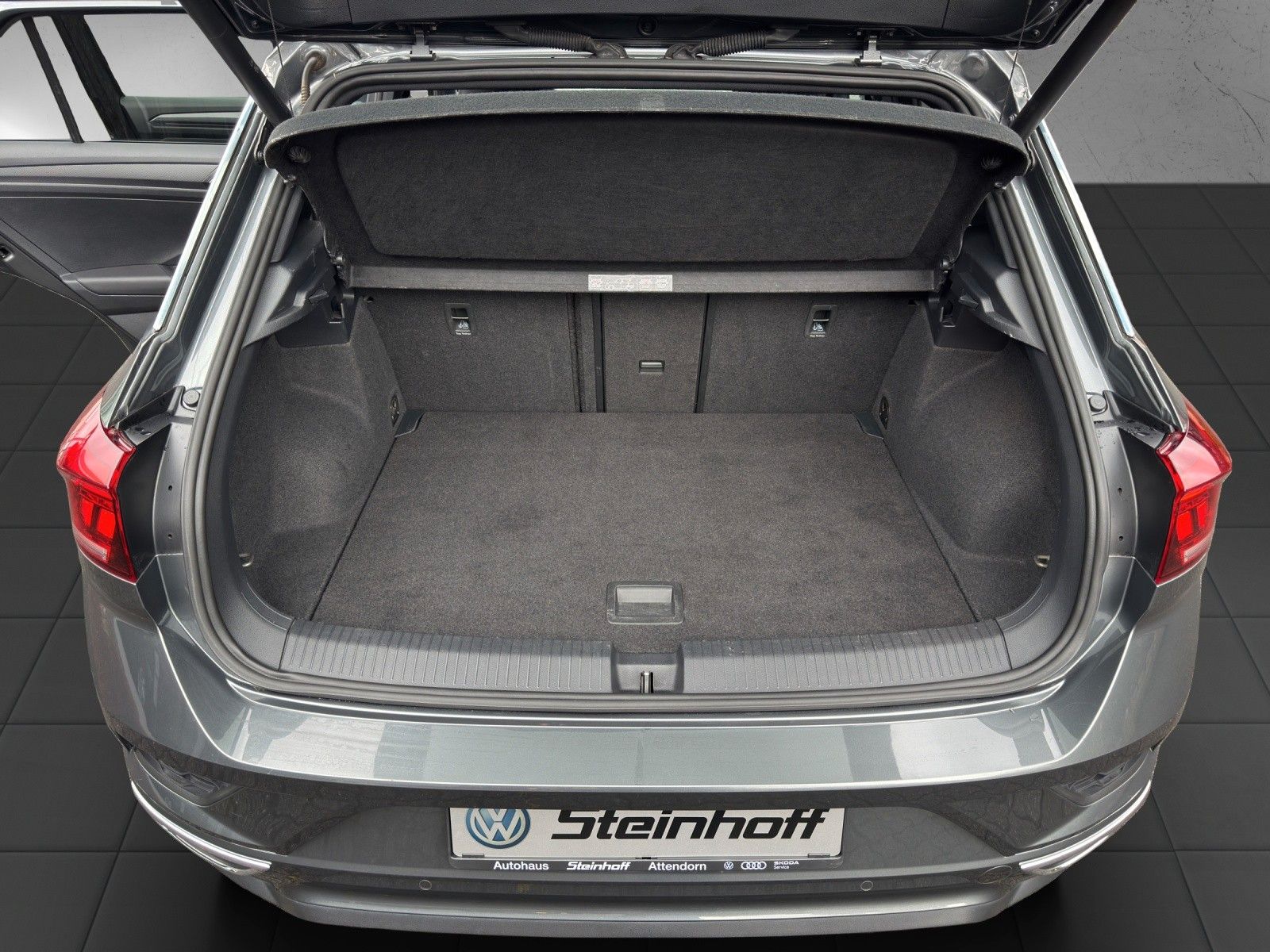 Volkswagen T-Roc R-Line DSG - Samsaru's Car Outlet