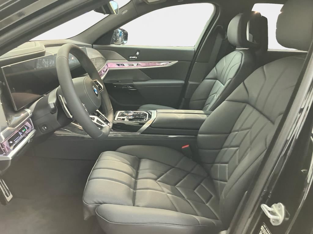 BMW 740d xDr M Sport Pro SkyLounge+TheatreScreen+AHK