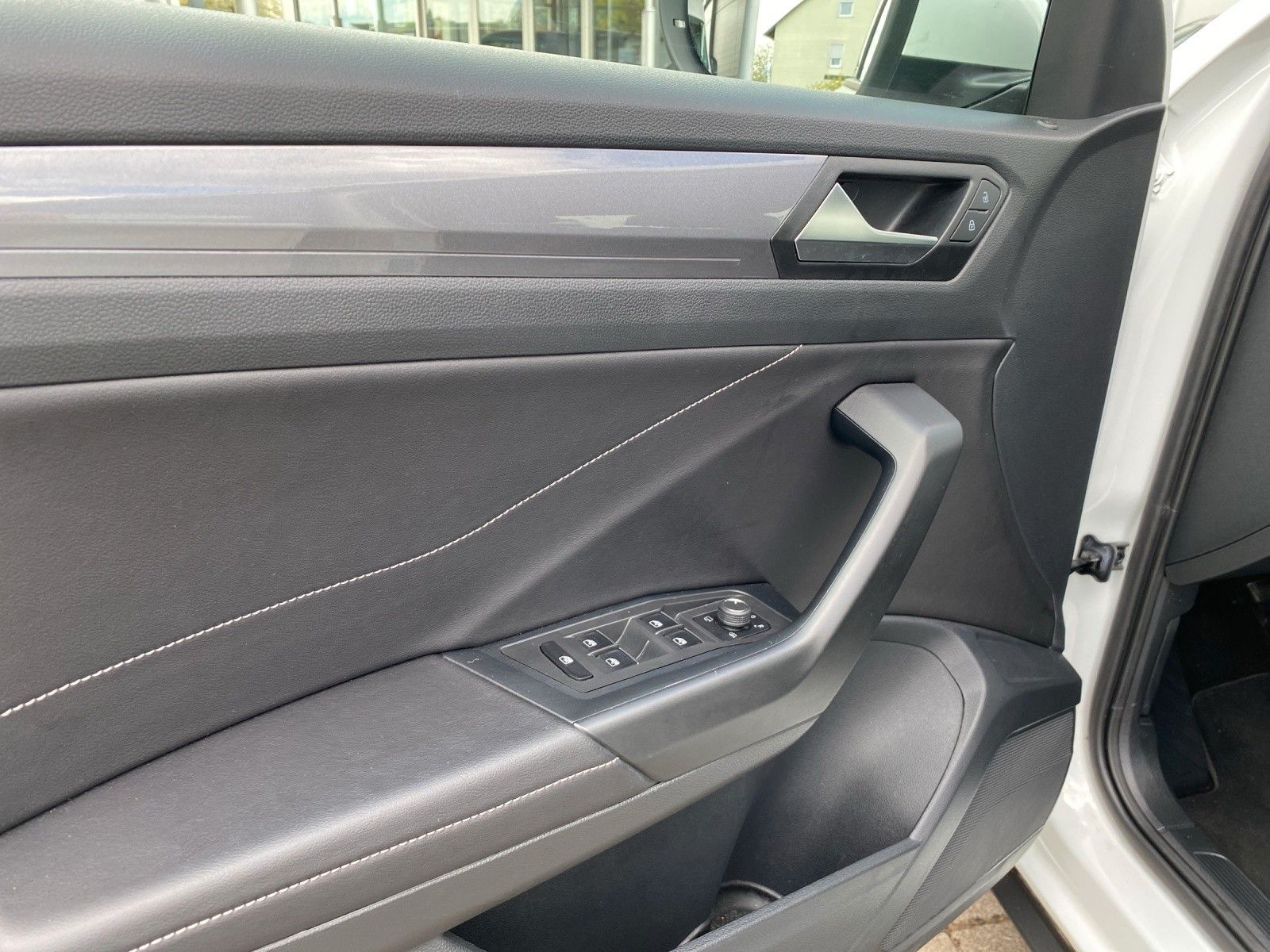 Volkswagen T-Roc 2.0 TDI STYLE - Samsaru's Car Outlet