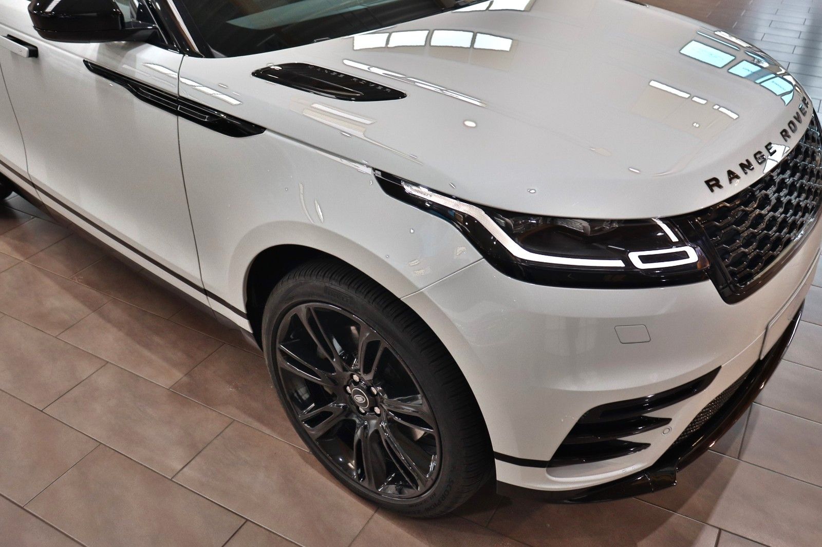 Range Rover Velar 300 R-Dynamic SE - Samsaru's Car Outlet