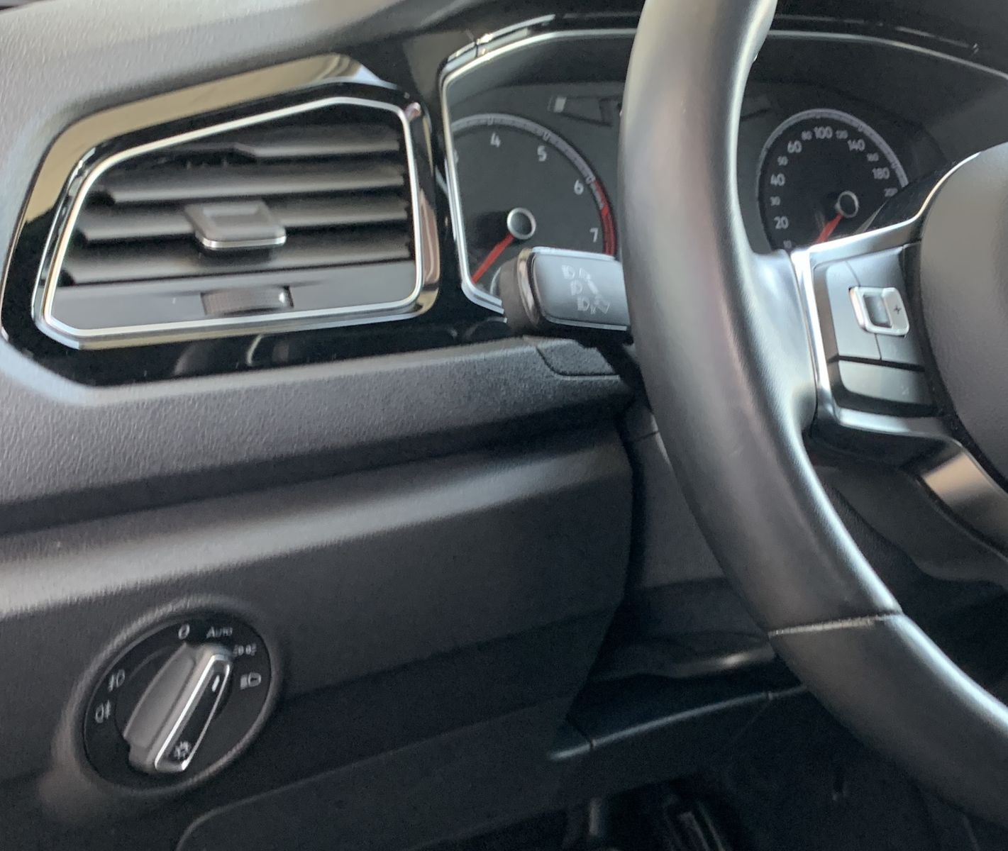 Volkswagen T-Roc 1.5 TSI Sport - Samsaru's Car Outlet