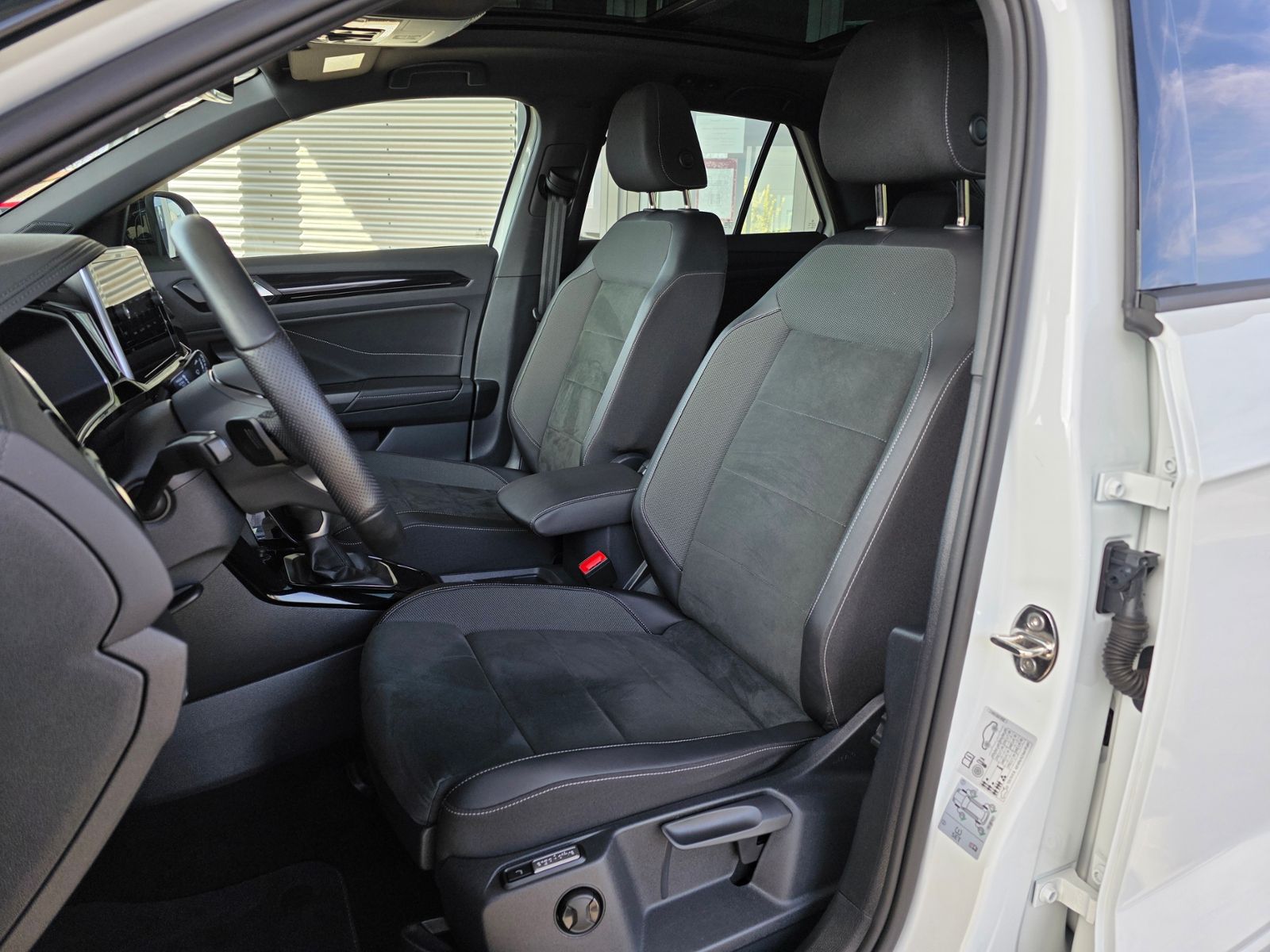 Volkswagen T-Roc 2.0 TDI DSG R-Line - Samsaru's Car Outlet