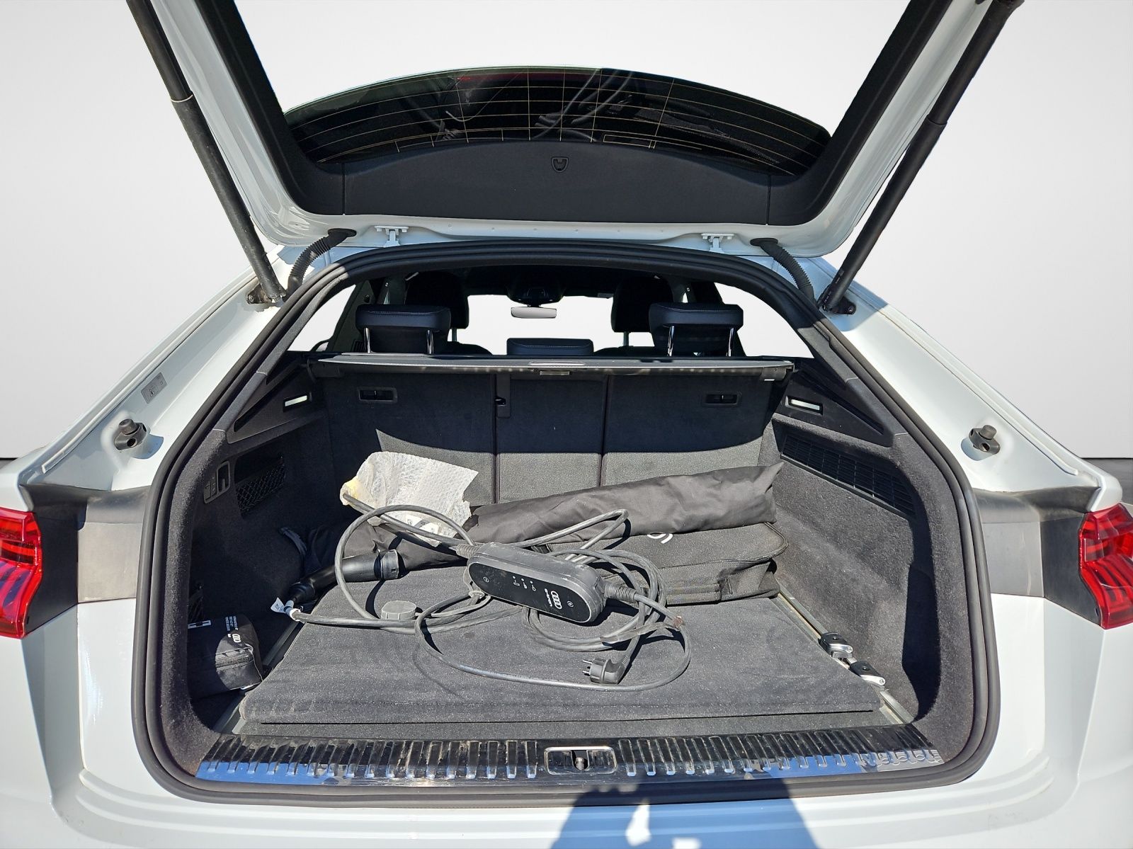 Audi Q8 55 TFSI e tiptronic quattro S-line - Samsaru's Car Outlet