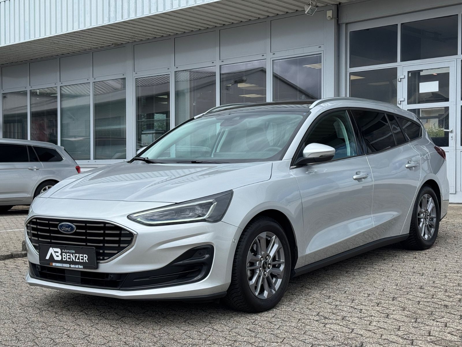 Ford Focus Turnier Titanium/PANO/AHK/R-Cam/CarPlay/1H