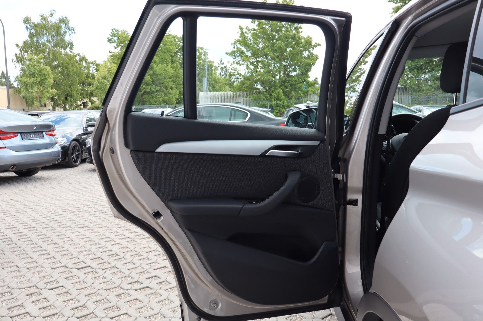BMW X1 xDrive 25 e Advantage - Samsaru's Car Outlet