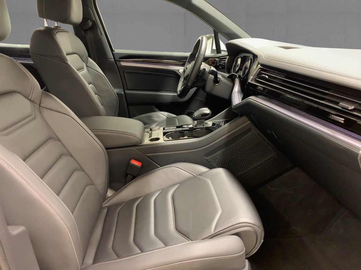 Volkswagen Touareg 3.0TDI 4M R-LINE - Samsaru's Car Outlet