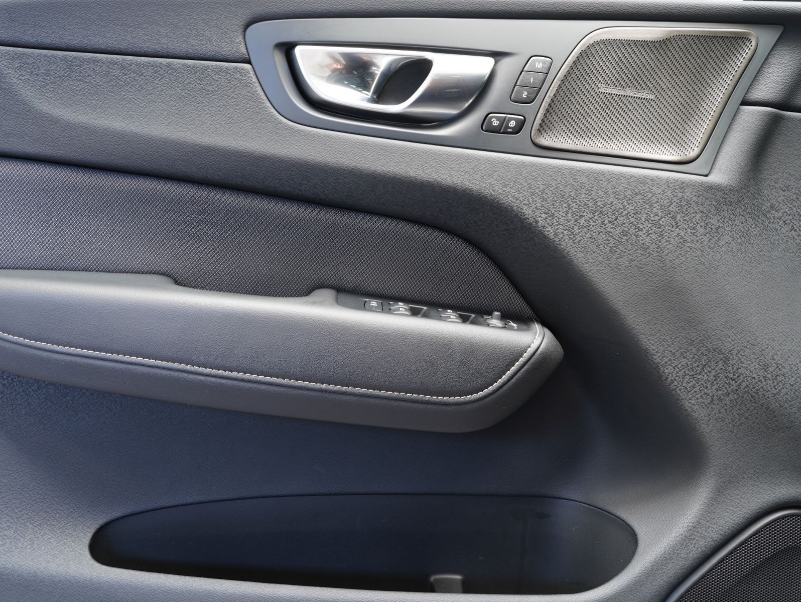 Volvo XC60 B4 D AWD Plus Dark - Samsaru's Car Outlet