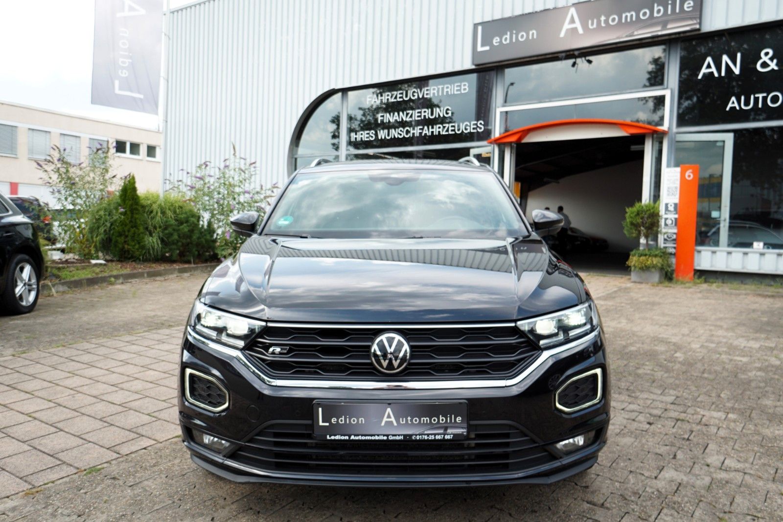 Volkswagen T-Roc 4Motion 2.0 TDI R-Line - Samsaru's Car Outlet