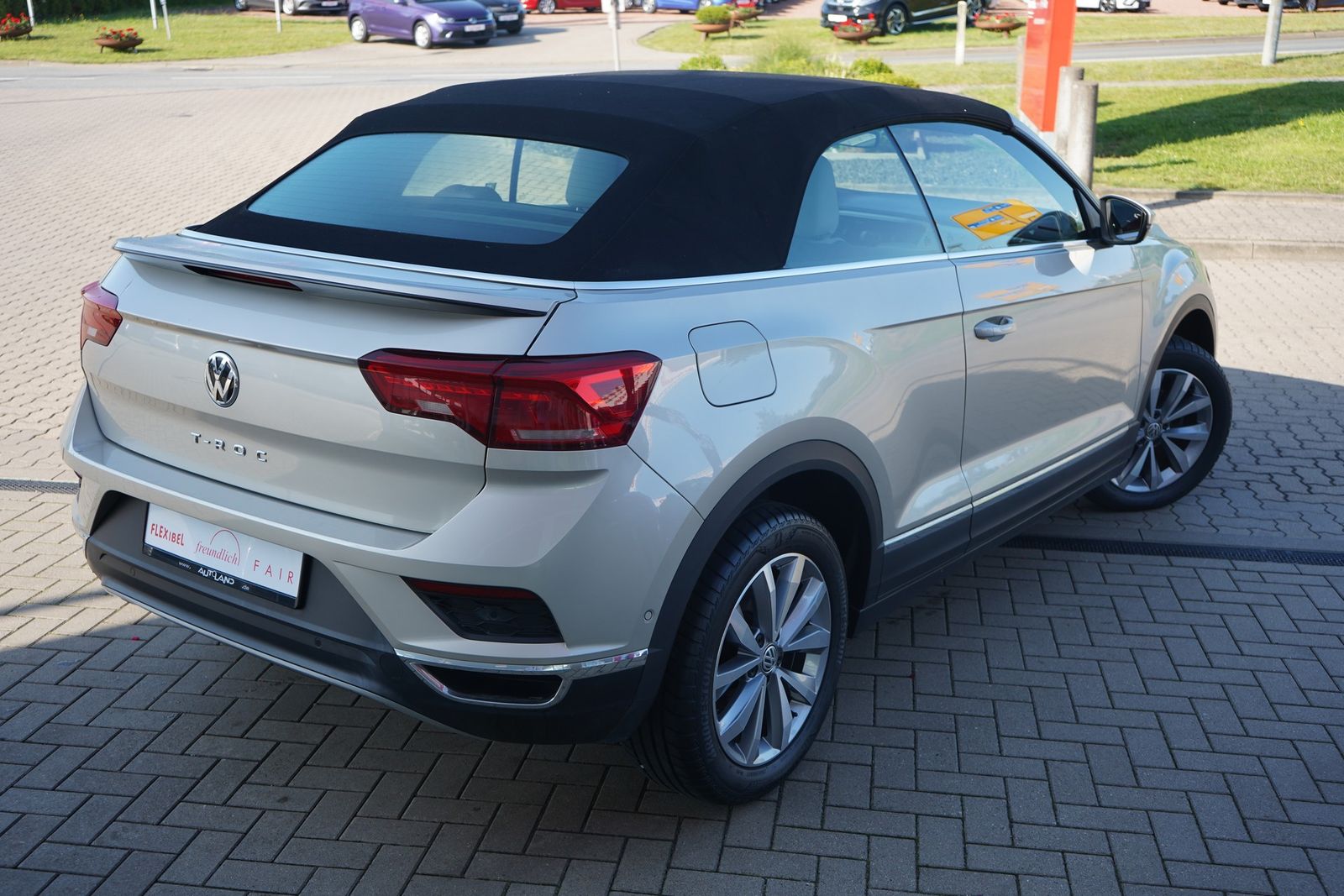 Volkswagen T-Roc 1.5 TSI Style - Samsaru's Car Outlet