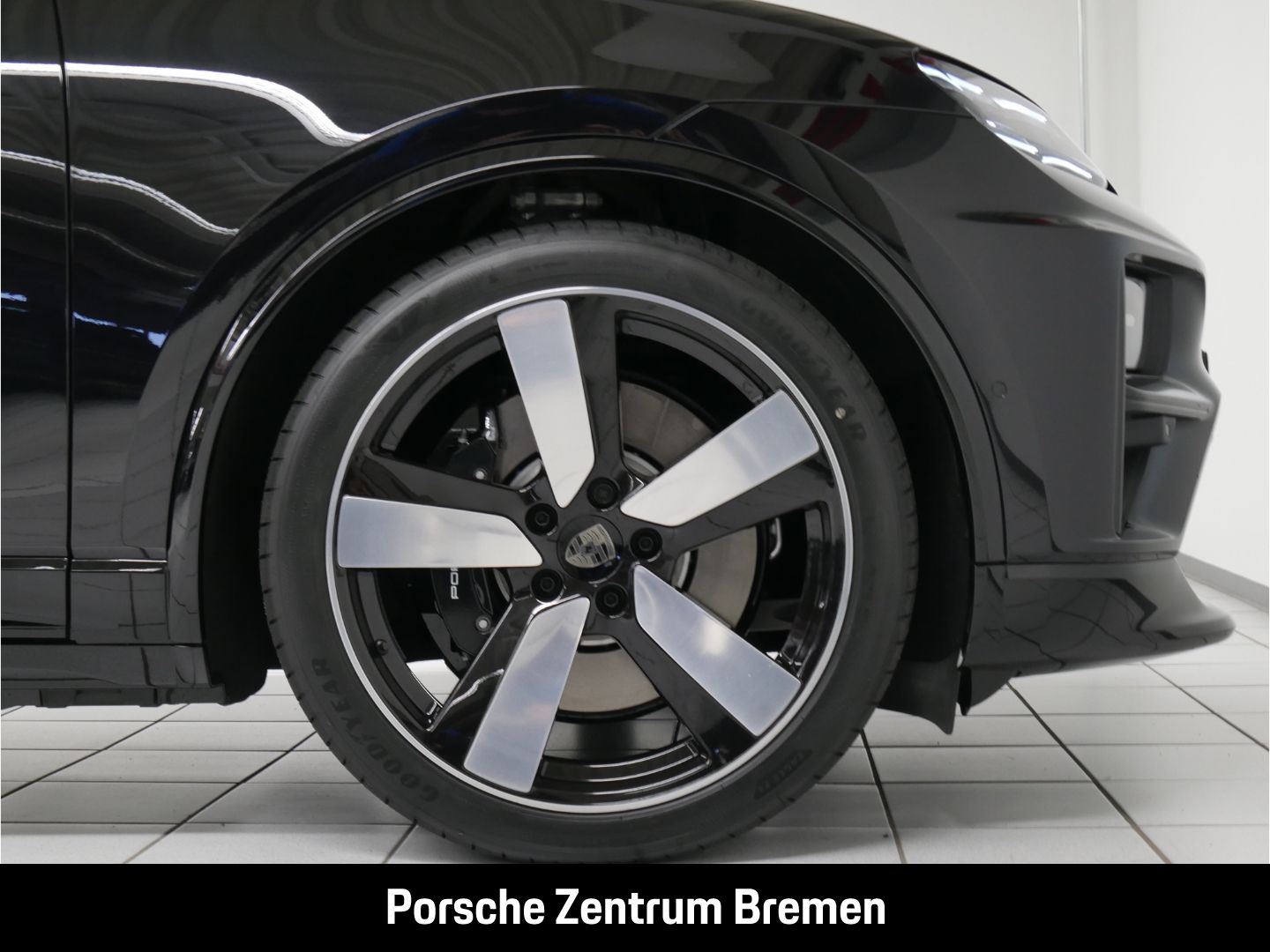 Porsche Macan Electric Turbo Sportpaket - Samsaru's Car Outlet