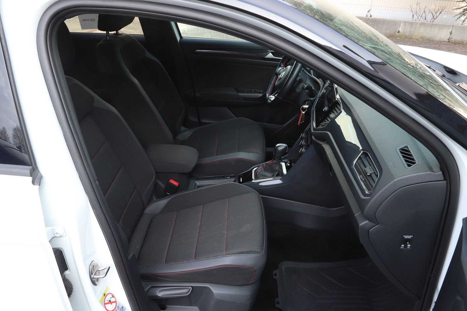 Volkswagen T-Roc 1.5 TSI Sport - Samsaru's Car Outlet