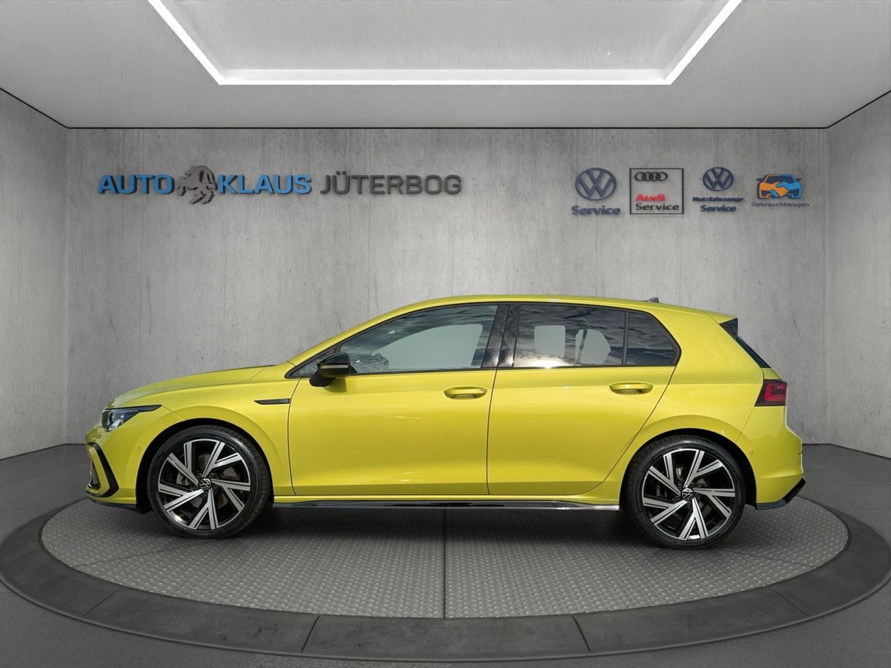 Volkswagen Golf VIII R-Line 2.0 TSI Allrad Black - Samsaru's Car Outlet