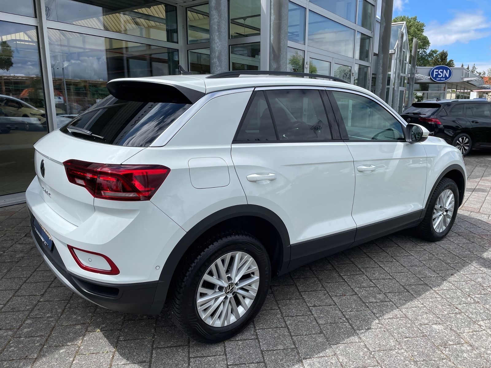 Volkswagen T-Roc 1.5 TSI Life DSG - Samsaru's Car Outlet