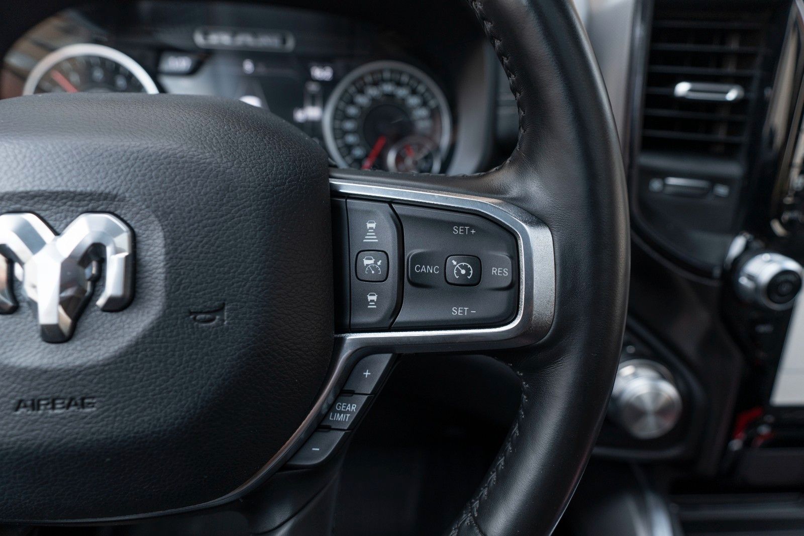 Dodge RAM 5,7L Laramie CC 4X4 360° LED CARPLAY LPG AHK