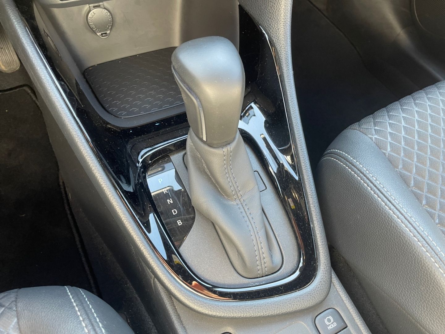 Toyota Yaris Hybrid 1.5 Style *LED*HUD*Navi*Teilleder*