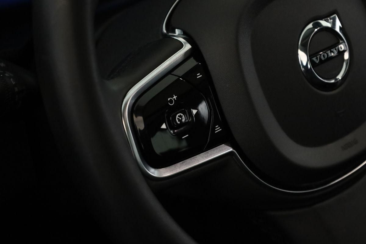 Volvo XC60 B4 AWD Plus Dark LED Pano ACC Kam 21" AHK
