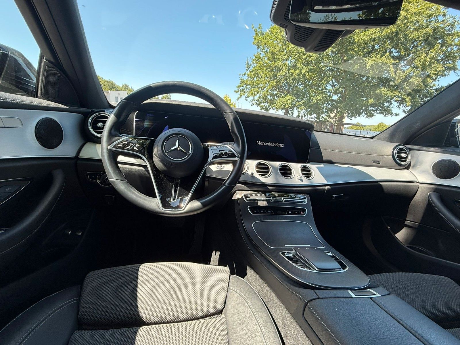 Mercedes-Benz E-Klasse 300E - Samsaru's Car Outlet