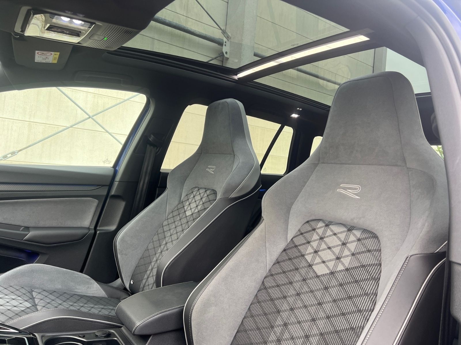 Volkswagen Golf VIII Variant 2.0 TDI R-Line - Samsaru's Car Outlet