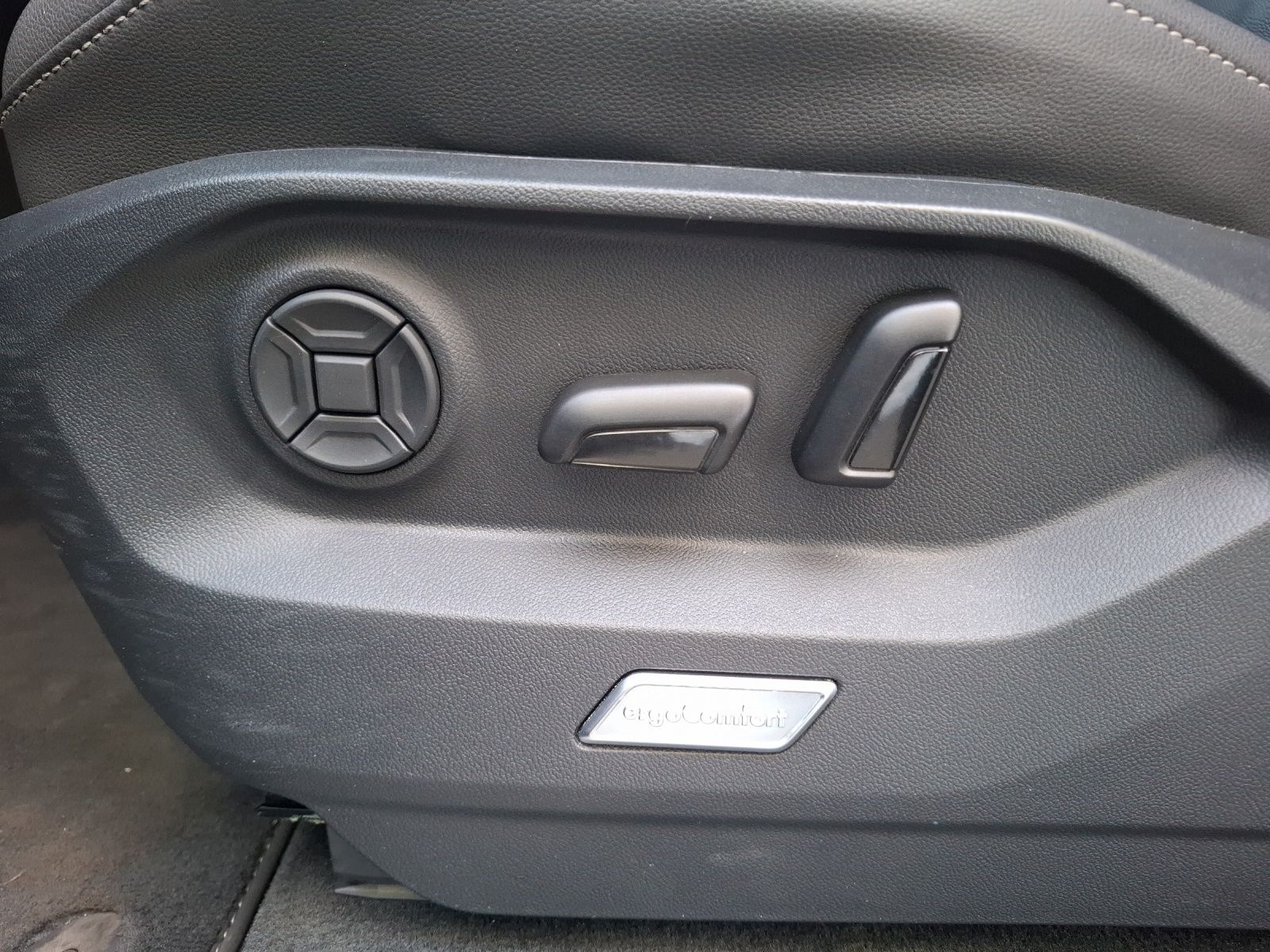 Volkswagen Touareg TDI R-Line 4M - Samsaru's Car Outlet