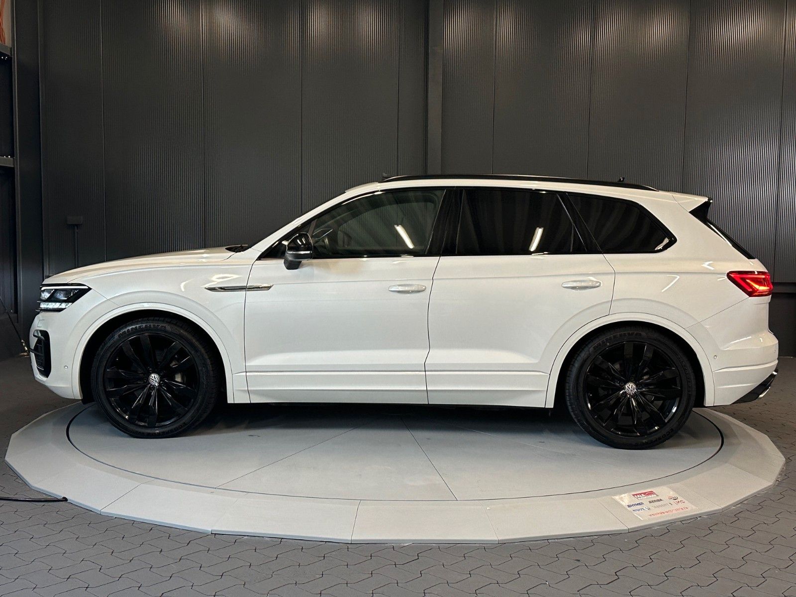 Volkswagen Touareg R-Line 4Motion Black - Samsaru's Car Outlet