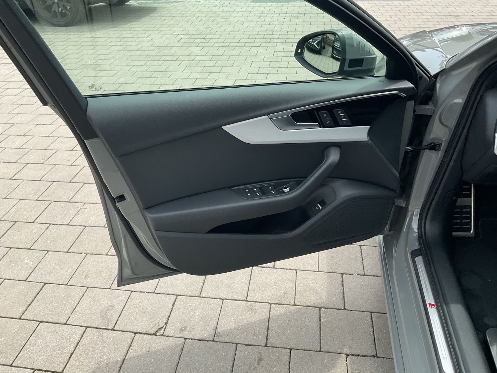 Audi A4 Av.40 TFSI quattro S line - Samsaru's Car Outlet