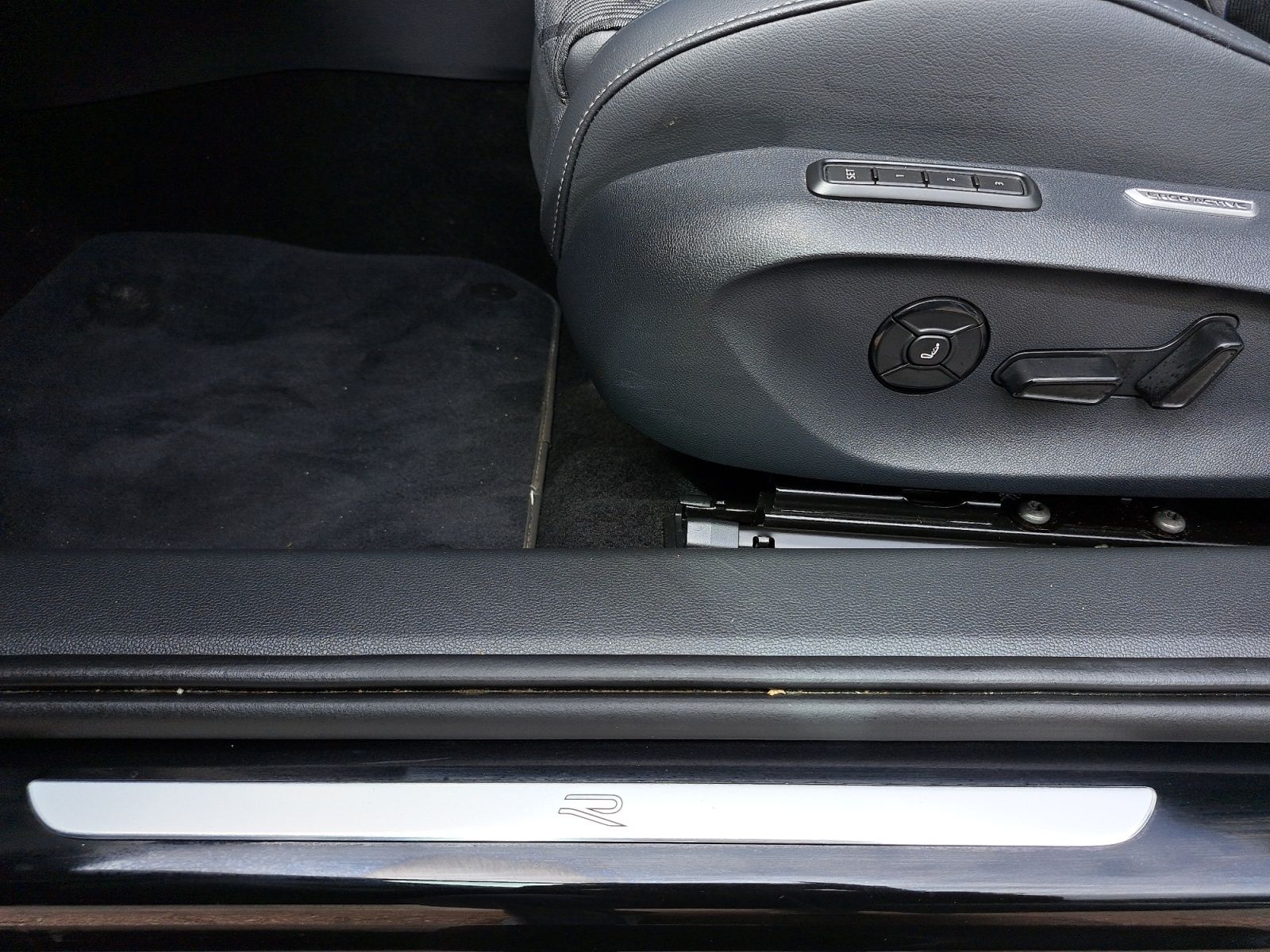 Volkswagen Passat Var. R-Line 1.5 eHybrid DSG AHK PANO 3,99