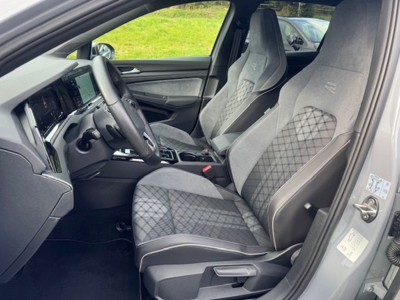 Volkswagen Golf VIII R-Line 1.5 eTSI DSG - Samsaru's Car Outlet