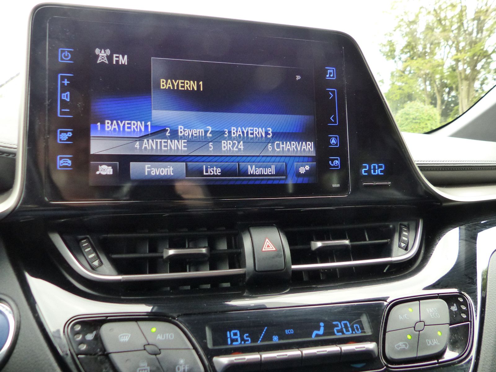 Toyota C-HR 1.8 VVT-i Hybrid Club - Samsaru's Car Outlet