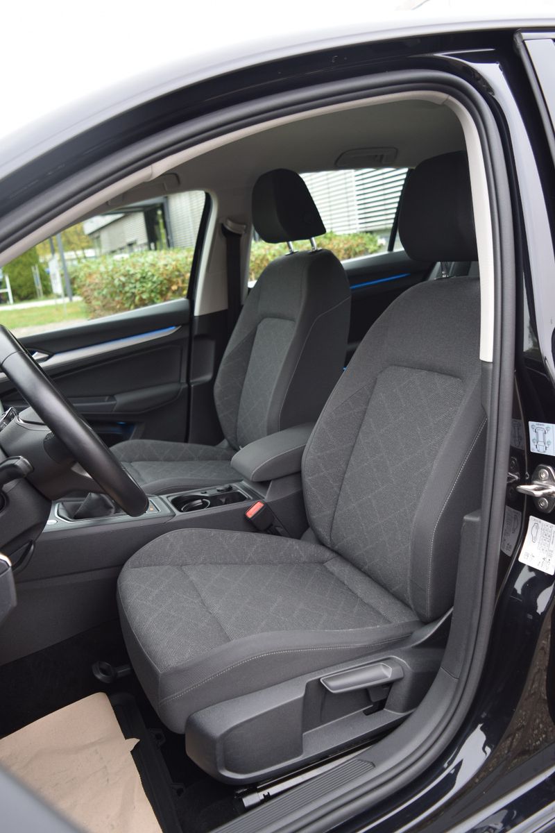 Volkswagen Golf VIII Lim. Life - Samsaru's Car Outlet