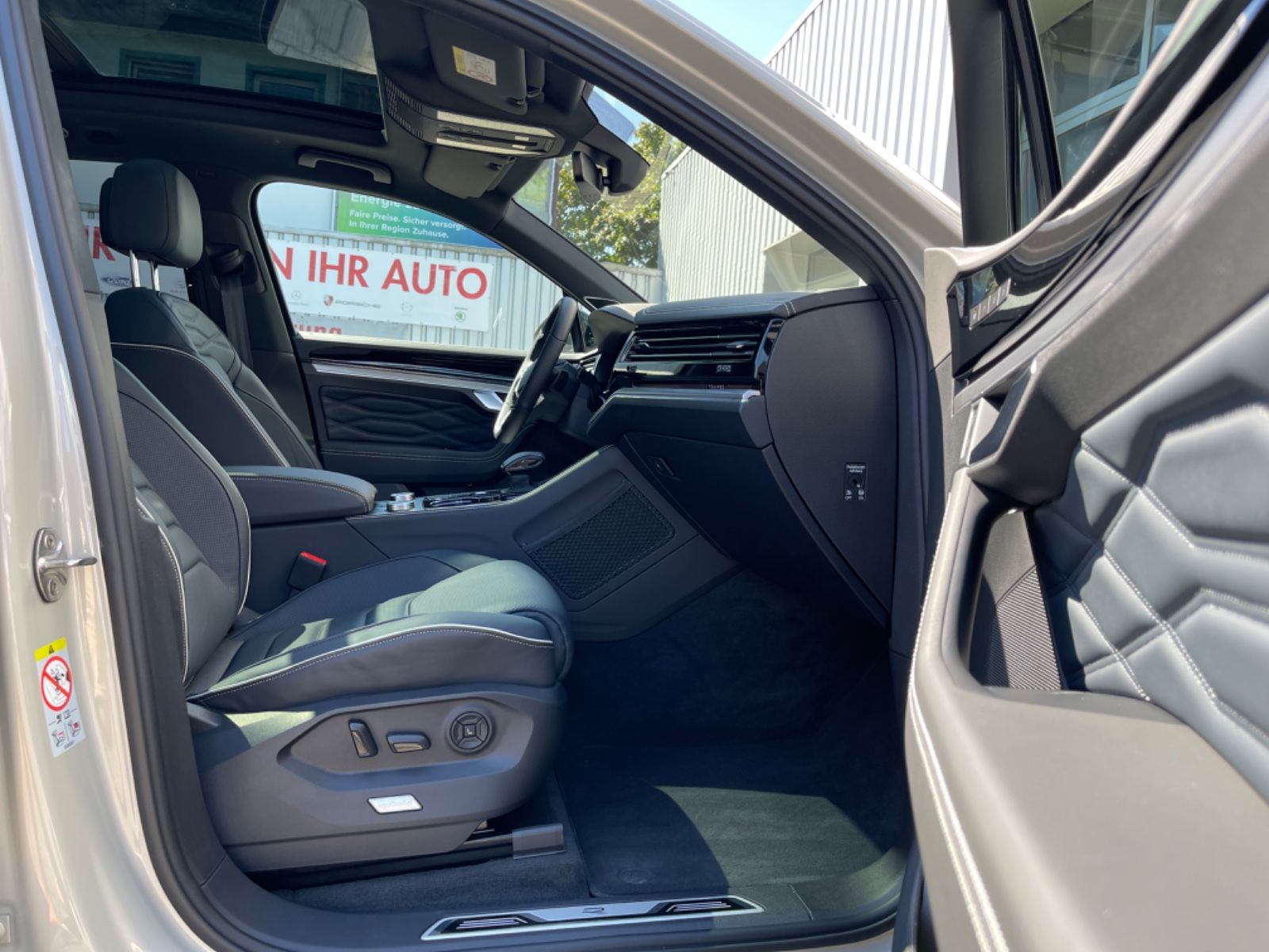 Volkswagen Touareg 3.0TDI R-Line Massage AHK Nachtsicht 360