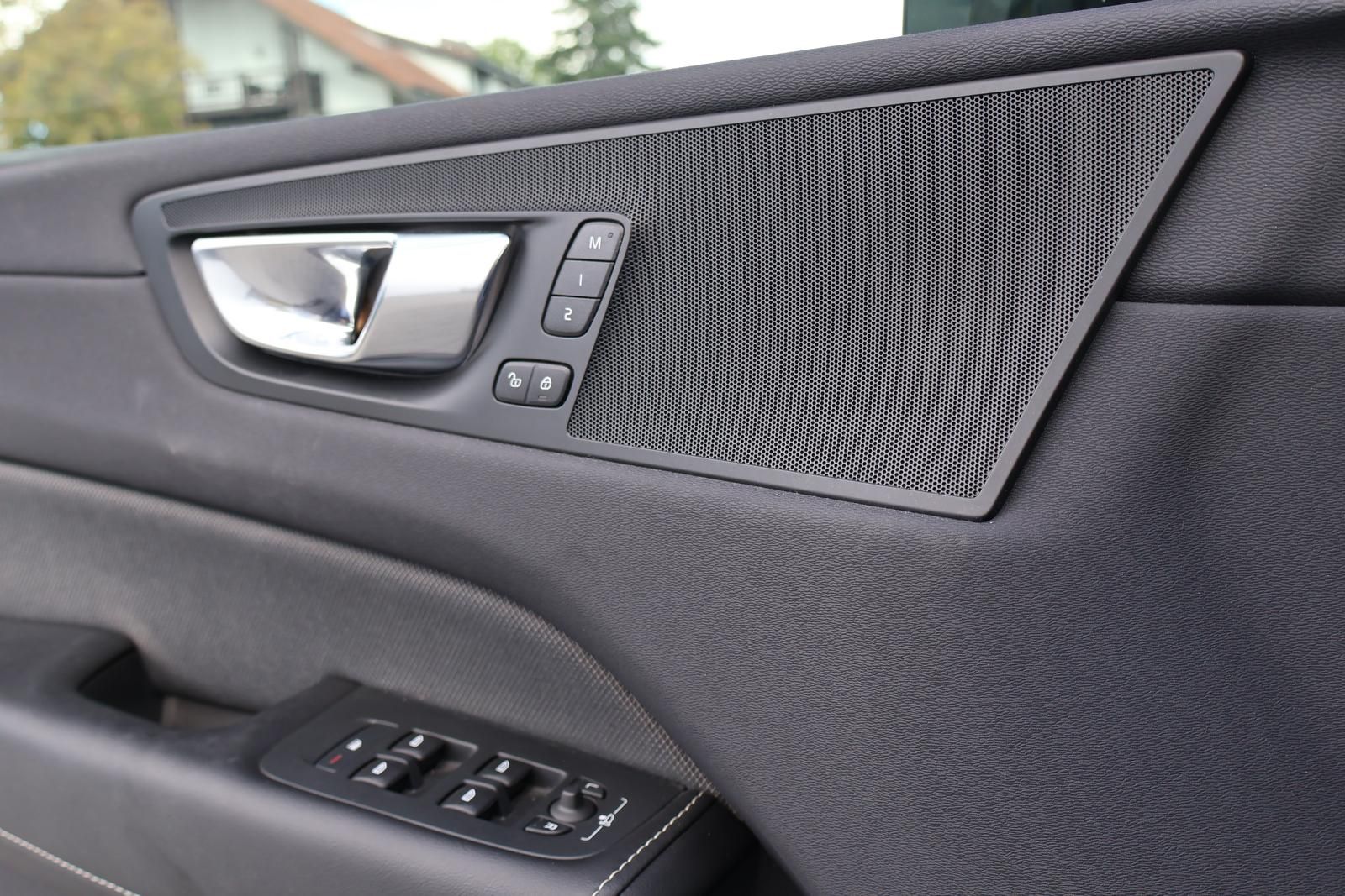 Volvo XC60  T8 AWD R Design Hybrid  Pano-AHK-FACELIFT