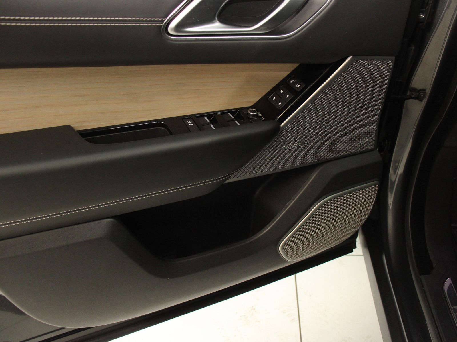 Range Rover Velar 3.0 Sd6 D300 R-Dynamic HSE - Samsaru's Car Outlet