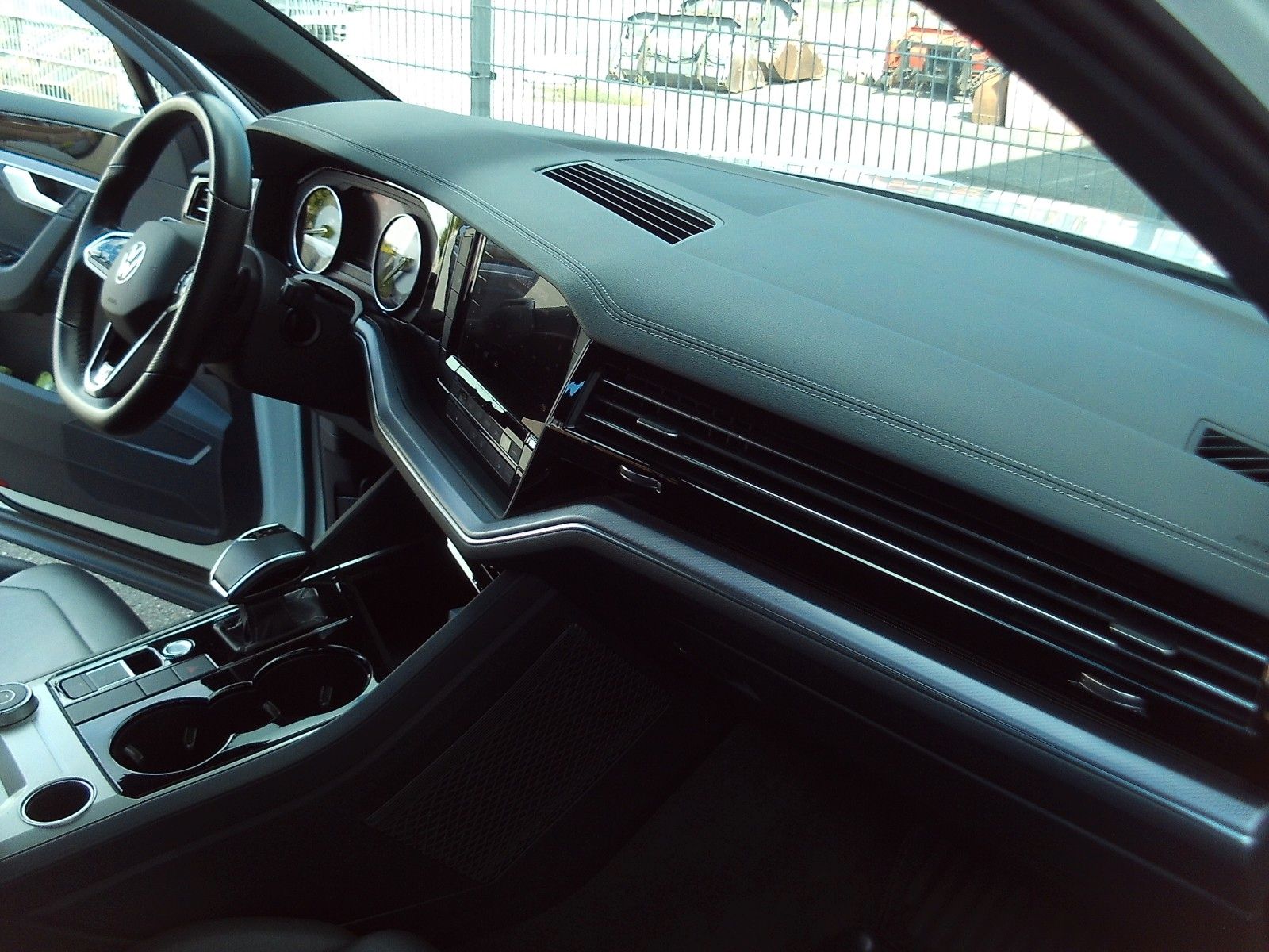 Volkswagen Touareg R-Line 4M - Samsaru's Car Outlet