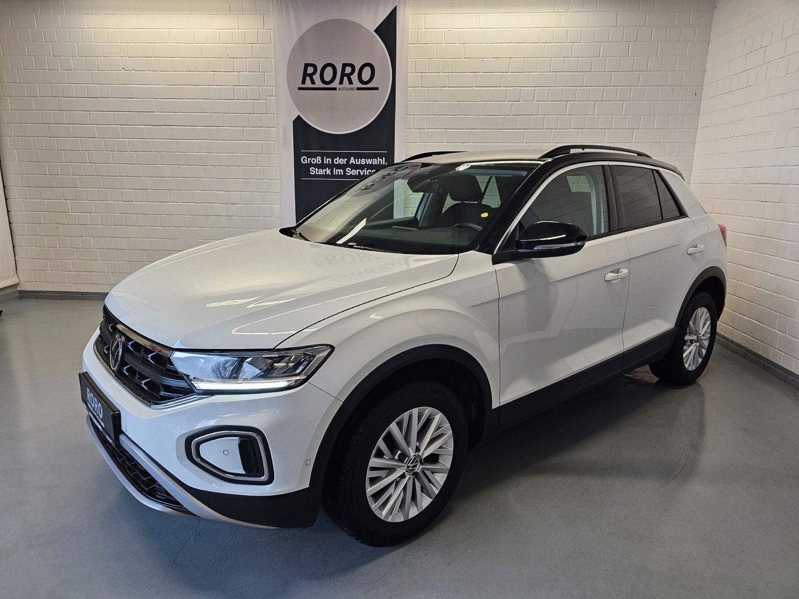 Volkswagen T-Roc 1.5 TSI Life - Samsaru's Car Outlet