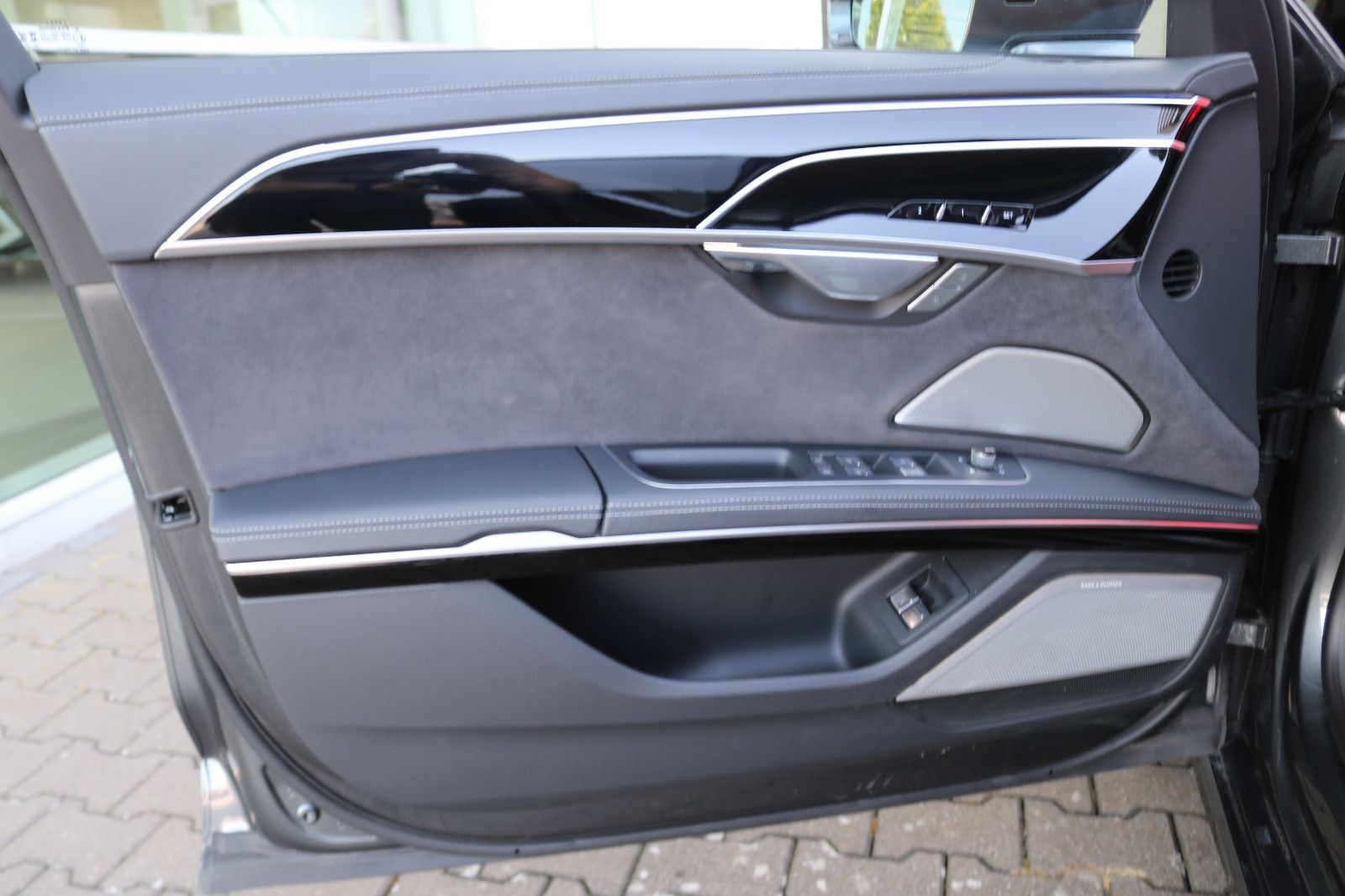 Audi A8 L 60 TFSI e Lang S line - Samsaru's Car Outlet