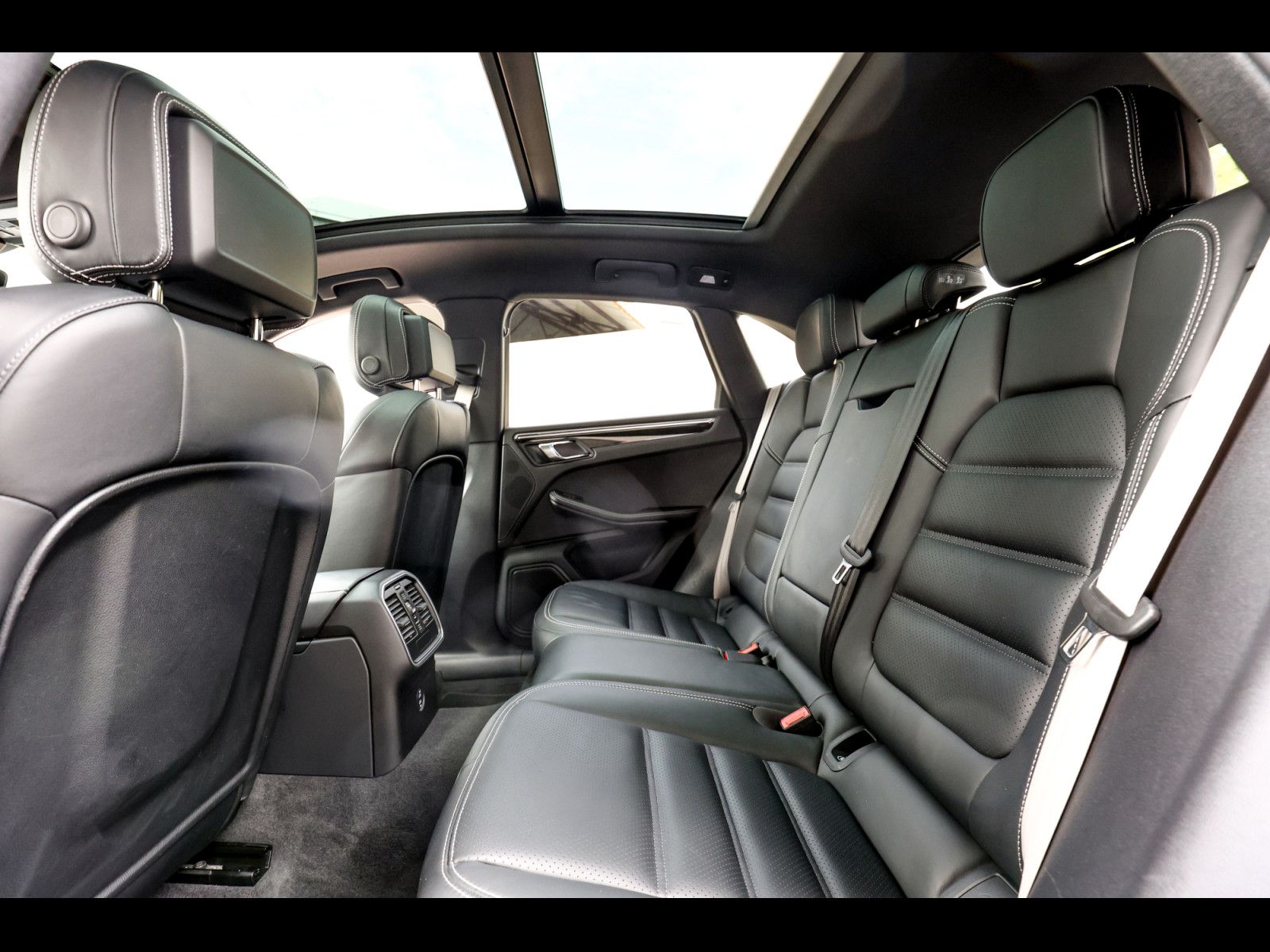 Porsche Macan III S PDK - Samsaru's Car Outlet