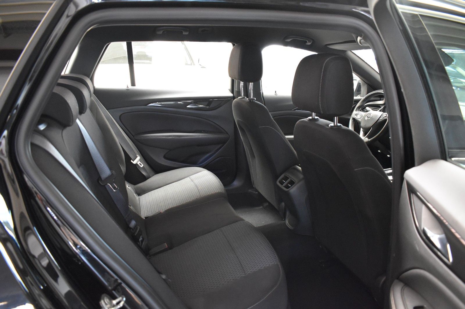 Opel Insignia B Sports Tourer Business - Samsaru's Car Outlet
