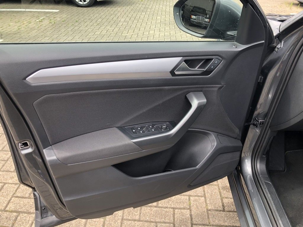 Volkswagen T-Roc 1.0 Life - Samsaru's Car Outlet