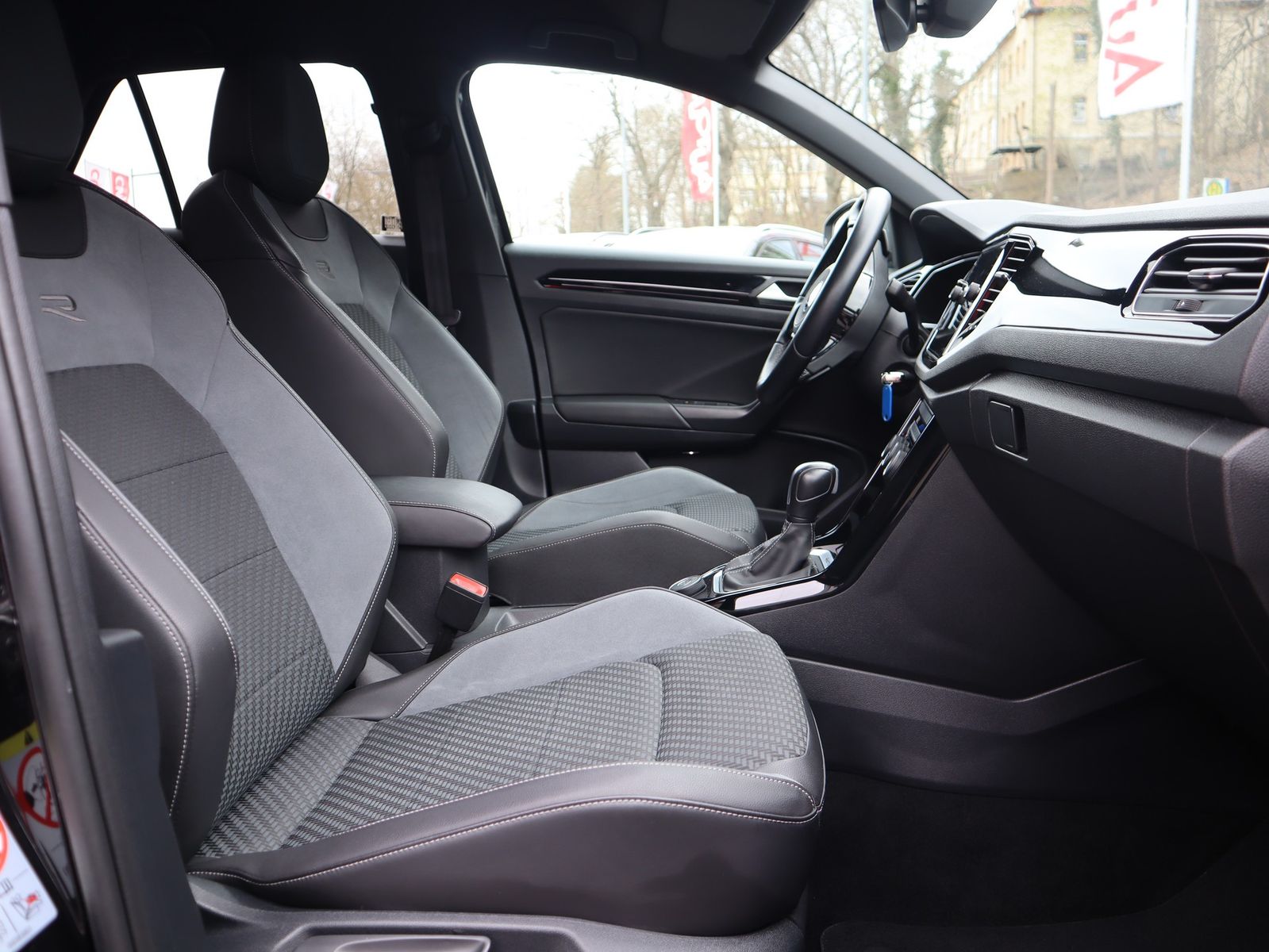 Volkswagen T-Roc 2.0 TSI DSG R 4Motion - Samsaru's Car Outlet