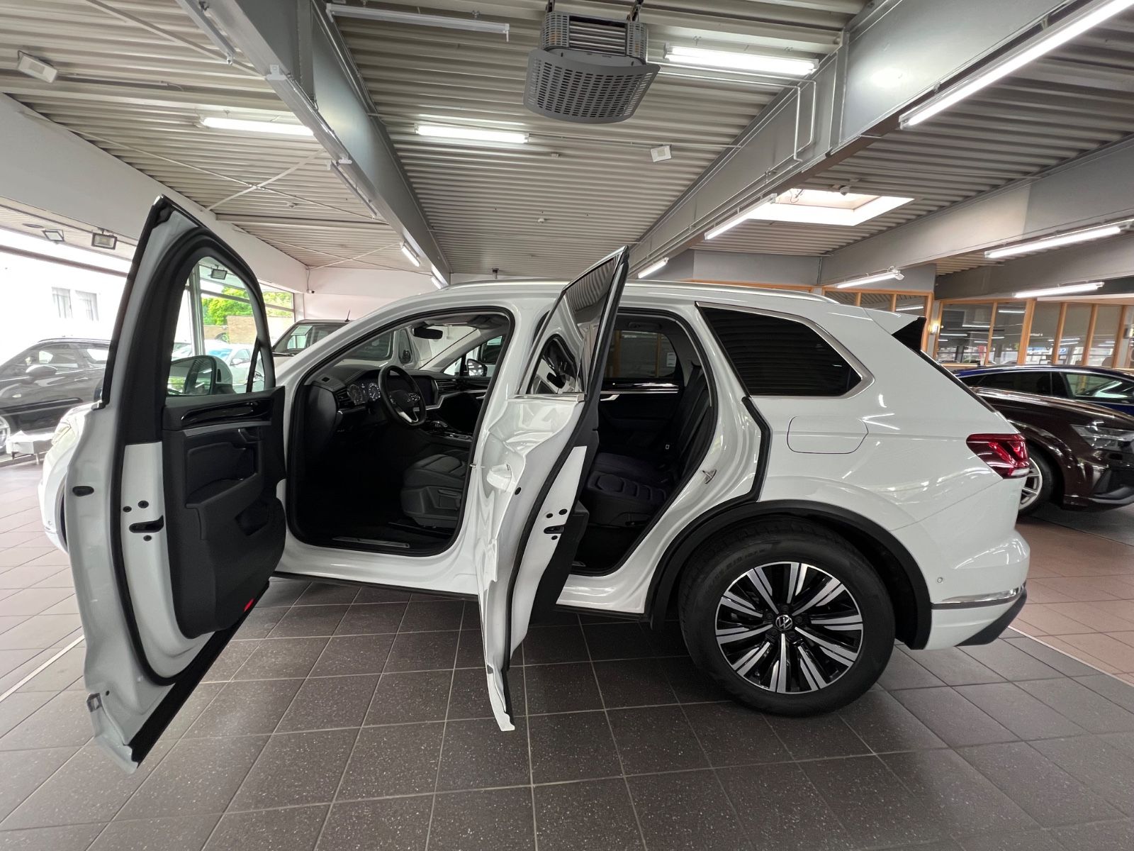 Volkswagen Touareg 3.0 TSI Elegance 4Motion eHybrid - Samsaru's Car Outlet