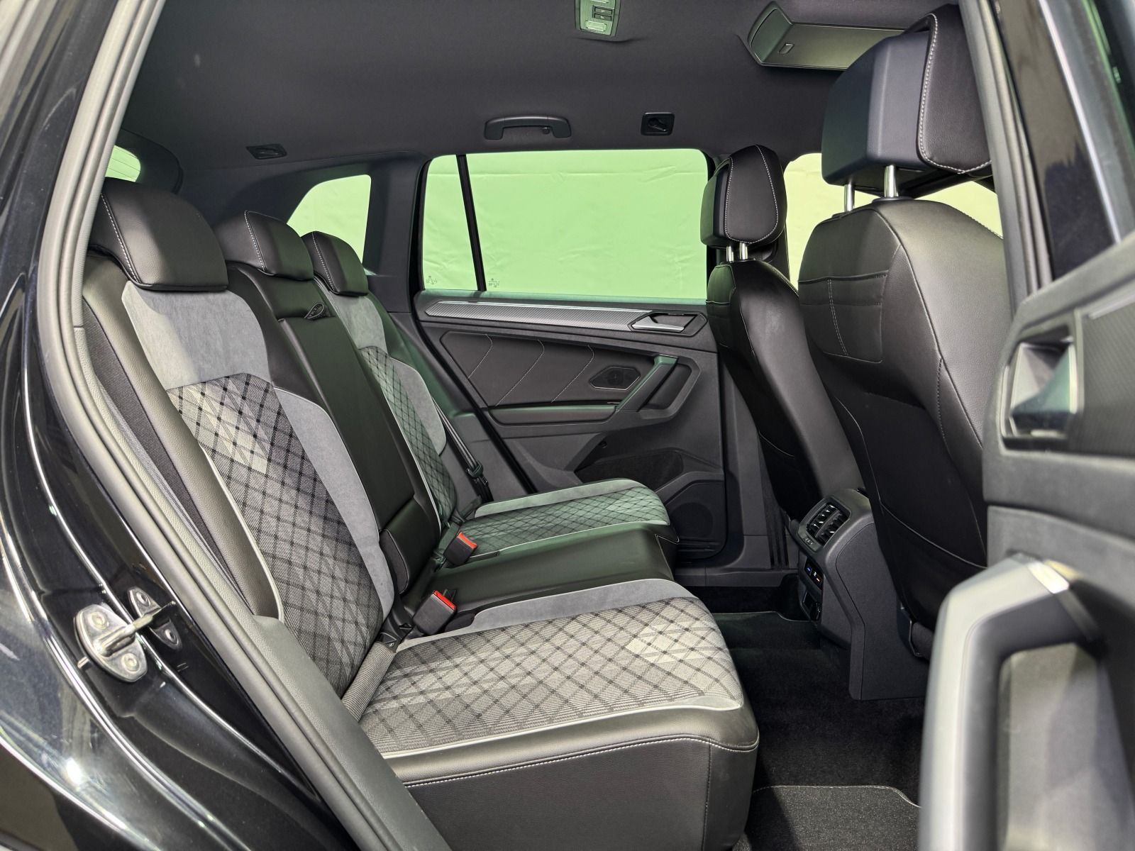 Volkswagen Tiguan R-Line 1.5 TSI DSG - Samsaru's Car Outlet