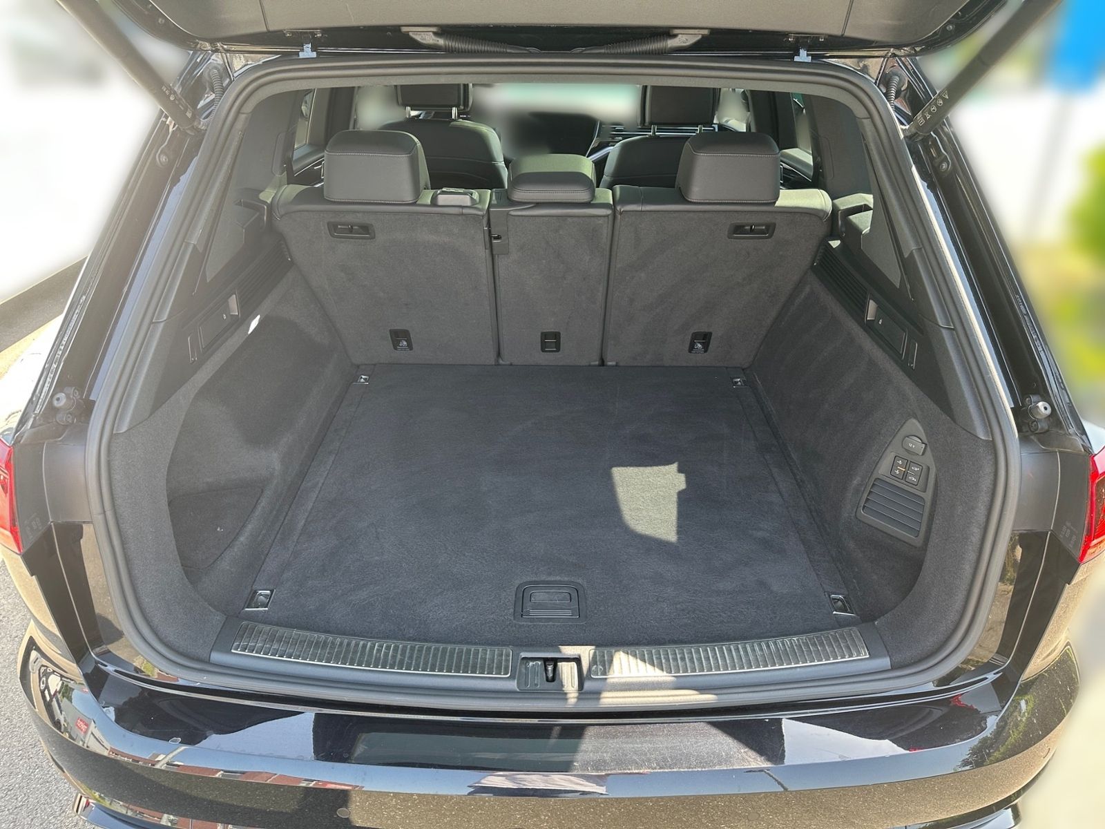 Volkswagen Touareg 3.0 V6 TDI DSG 4M R-LINE BLACK - Samsaru's Car Outlet