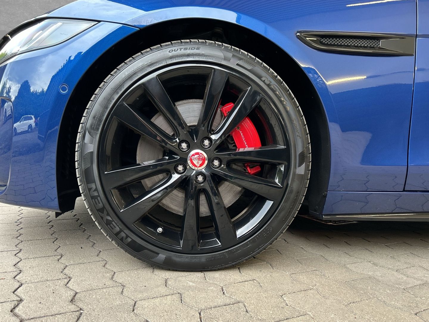 Jaguar XE R-Dynamic Black D200 Mild-Hybrid EU6d Meridia