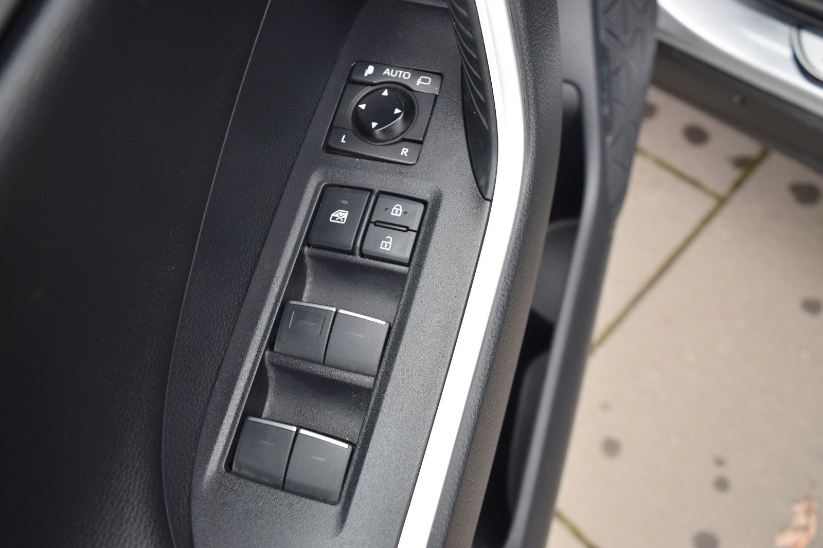 Toyota RAV 4 Plug-in Hybrid - Samsaru's Car Outlet