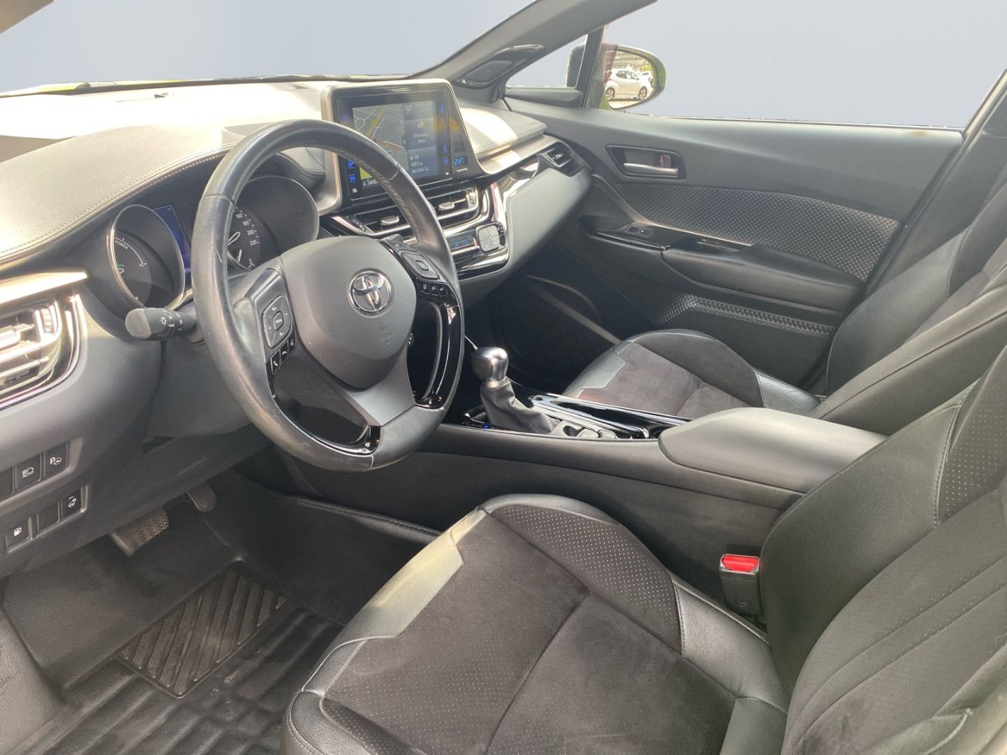 Toyota C-HR 1.8 Hybrid Style Selection - Samsaru's Car Outlet