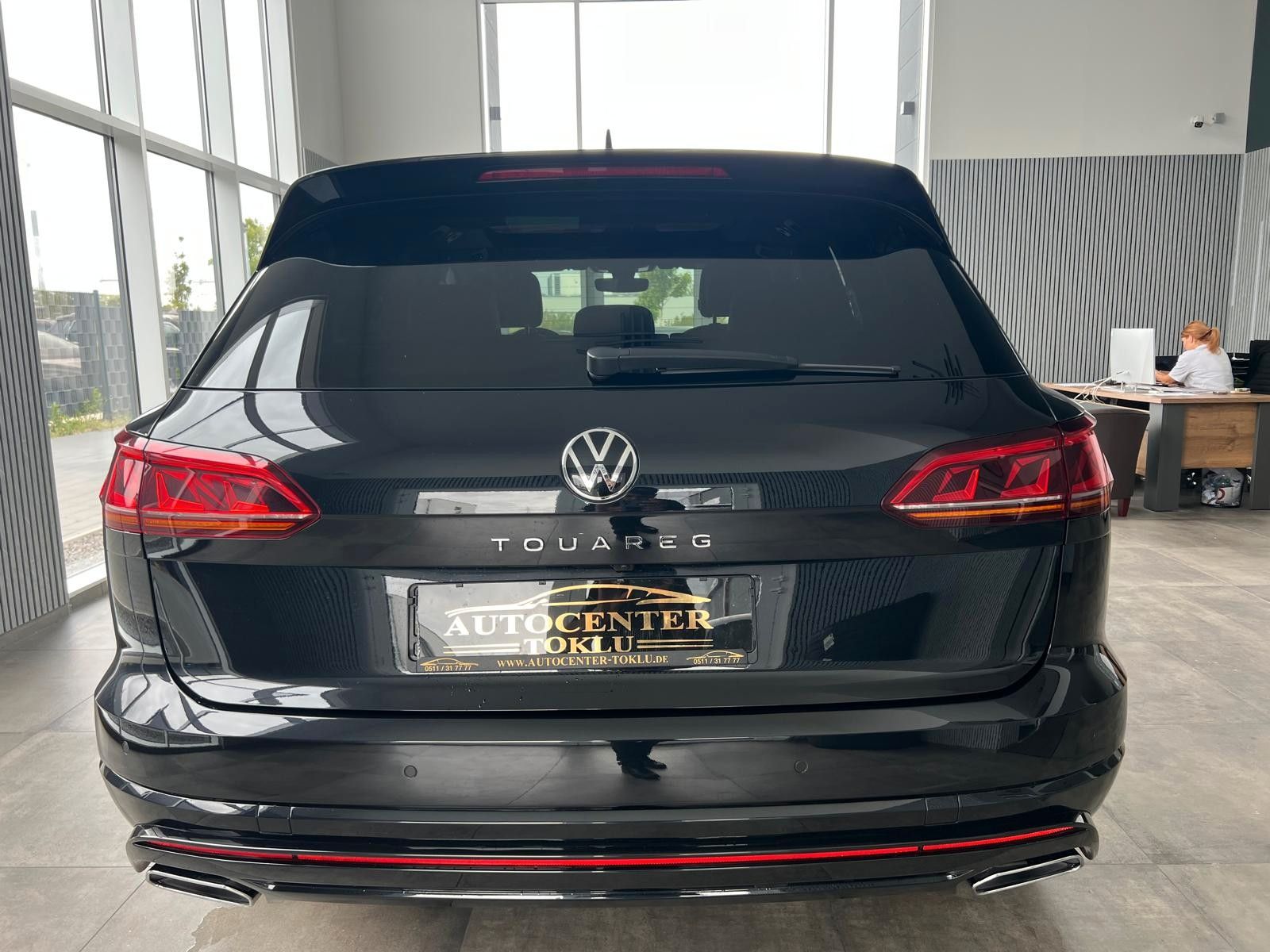 Volkswagen Touareg 3.0 TDI R-Line 4M - Samsaru's Car Outlet