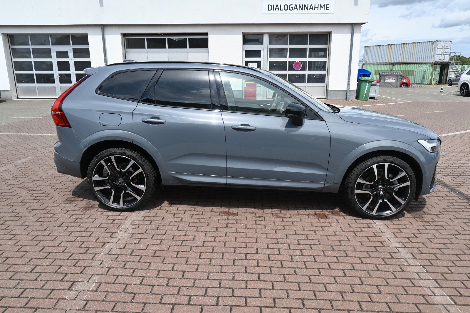 Volvo XC60 B4 D Ultimate Dark AWD - Samsaru's Car Outlet