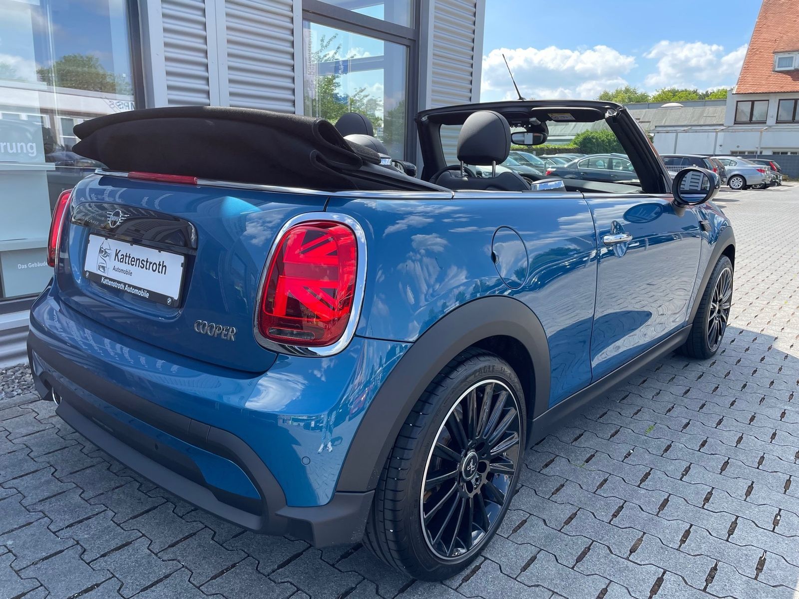 MINI Cooper - Samsaru's Car Outlet